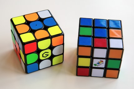 Links der Supercube, rechts der herkömmliche Rubik's Cube.
