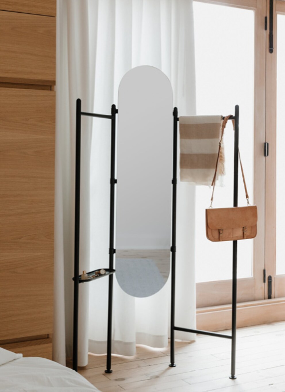 Ce paravent fait office de rangement, de miroir et de cloison autonome. Photo : Umbra
