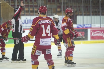 Puck and teammates in view.