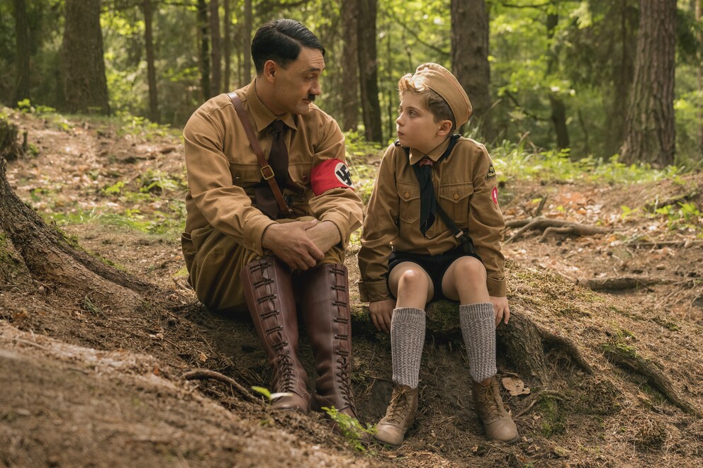 Regisseur und Hitler (Taika Waititi) und Jojo (Roman Griffin)