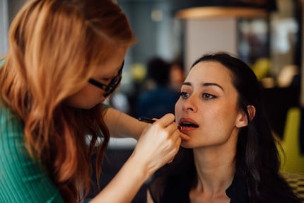 «Se hai una bocca ben curata, puoi anche usare un lip liner come base», dice l'esperto.