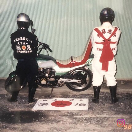 Yankiis in posa davanti a Mottorrad 1998.