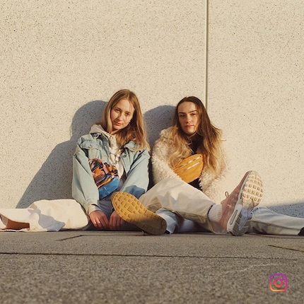 Le ragazze VSCO in stile retrò corrispondente.