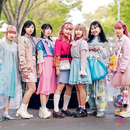 Teenager im Harajuku-Stil gekleidet.