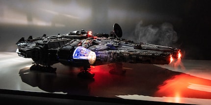 Lights off, headlights on. The LEGO Millennium Falcon with LED lighting. Image: Thomas Kunz