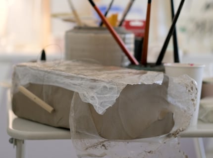Dall'argilla al cartone e al filo di ferro, sono esposti diversi materiali.