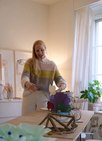 L'artista Marisa Burn prova un materiale che in realtà non le piace per dare forma ai suoi pensieri.