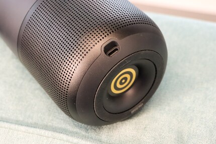 Connessione USB-C e contatto per la base di ricarica.
