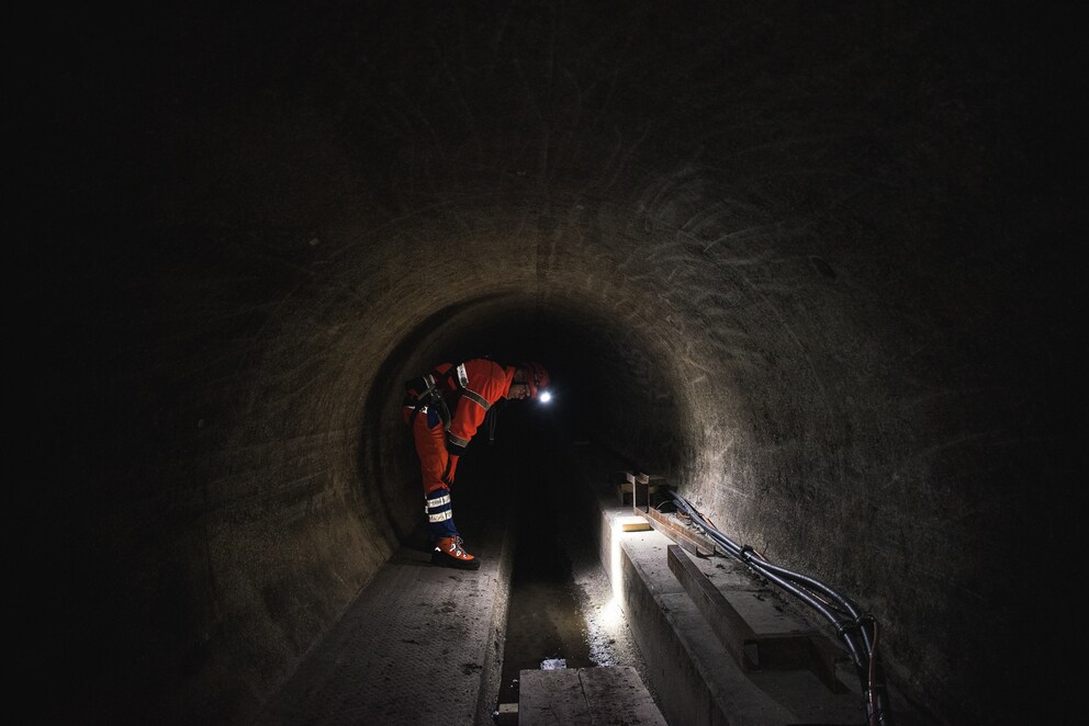 Der Speicherkanal ist trockengelegt und wird vor die Sanierung gereinigt.