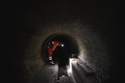 Der Speicherkanal ist trockengelegt und wird vor die Sanierung gereinigt.