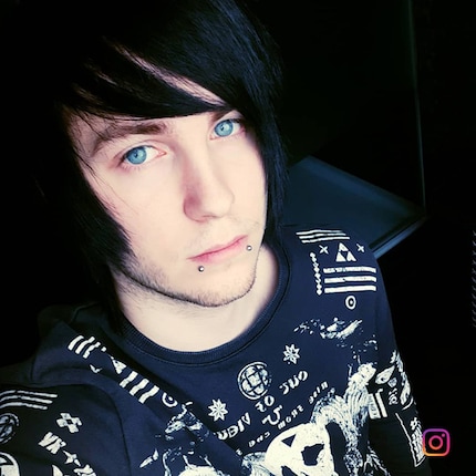 Emo mit typischem Haarschnitt.