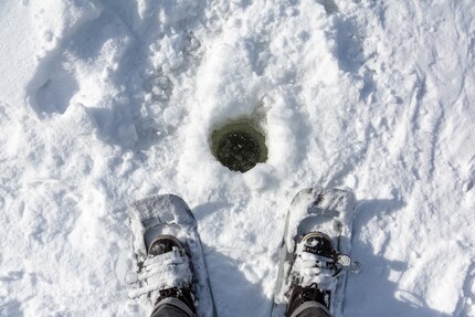 Schneeschuhe sind auf dem Eis zu empfehlen.