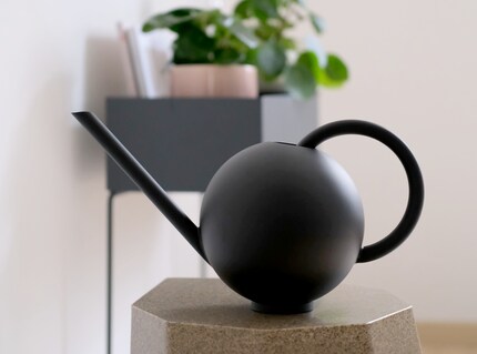 Ferm Living Orb image) L'arrosoir «Orb» cache ce qu'il peut : Dans sa forme sphérique, il conserve jusqu'à deux litres d'eau.