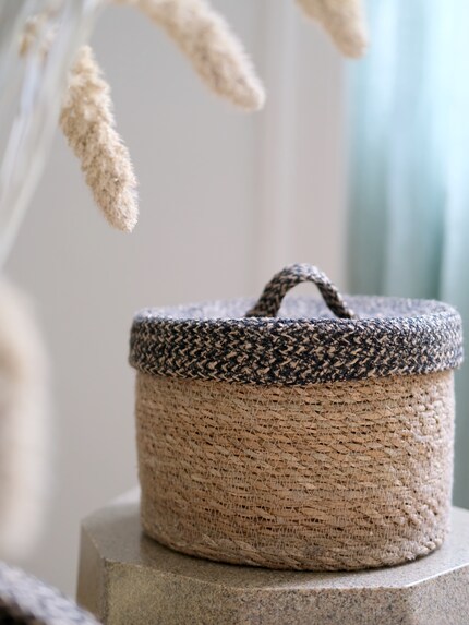 La chaleur du beige fait ressortir le gris.