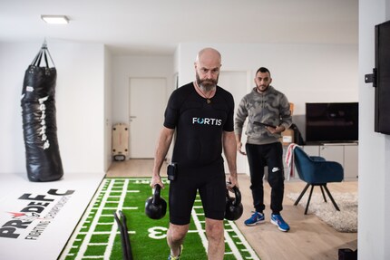 Ich mache den Farmers Walk, Branislav steuert den Anzug über die App. Die kleine Box an der rechten Hüfte ist das Herzstück des Anzugs.