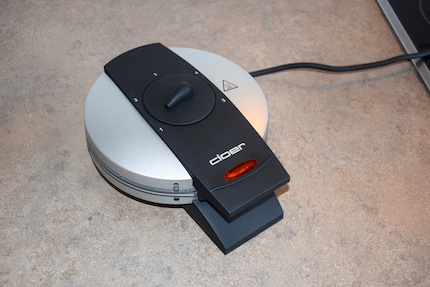 The red LED on the lid indicates whether the iron is heating. If it goes out, the desired temperature has been reached.