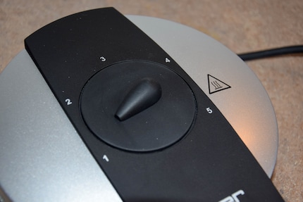 Five temperature levels are infinitely adjustable using the control on the lid.