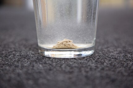 Une fois que la pastille s'est décomposée, remuez bien une fois et arrosez la plante avec.