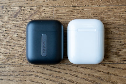 Das Case der Encos ist etwas kürzer als jenes AirPods,