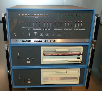 Image : https://de.wikipedia.org/wiki/Altair_8800