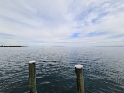 La vista del lago, fotografata con l'Oppo Find X2 con zoom 1x