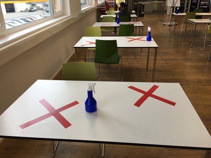 Mesures pour le social distancing : une chaise sur deux est actuellement boquée dans la salle de pause.
