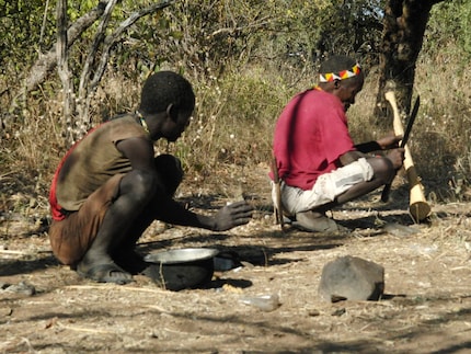 C'est ainsi que se reposent les Hadza. Deux membres de la culture des chasseurs-cueilleurs dans une position de repos typique.