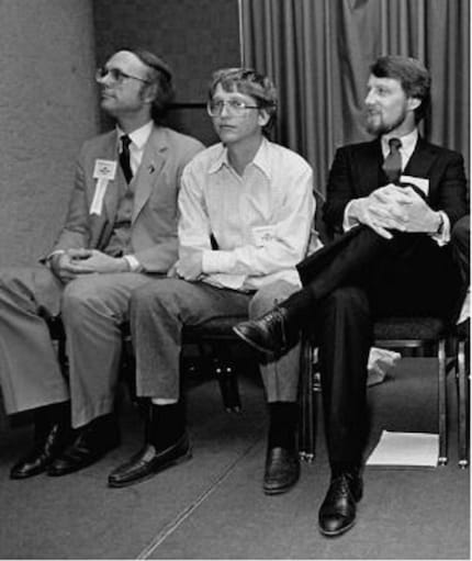 Gates (al centro) e Kildall (a destra). Fonte: https://bookjelly.com/the-tragic-story-of-gary-kildall/