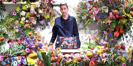 L'immagine originale; il collega Martin Jud tra i fiori