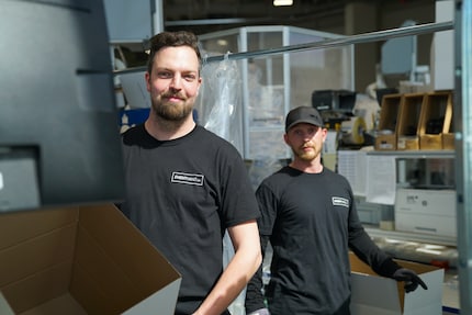 Unsere temporären Kollegen von der Firma Eventhand aus Kreuzlingen. Normalerweise stellen sie Bühnen für Konzerte oder GVs auf. Bei uns sind sie zurzeit im Packing tätig.
