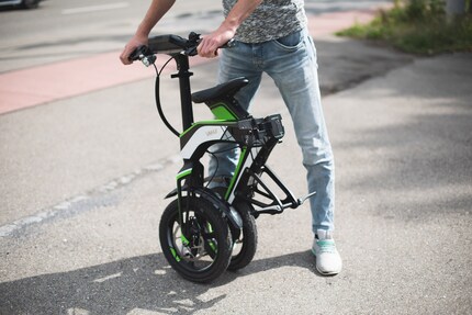 Les scooters électriques limités à 20 km/h sont considérés comme des cyclomoteurs légers et donc assimilés aux vélos.