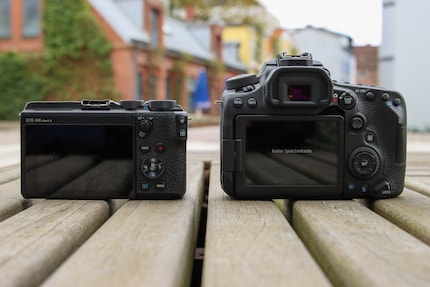 L'EOS D90 (à droite) a plus de boutons à l'arrière.