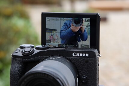 Das Display der EOS M6 Mark II bewegt sich nur nach oben und unten.