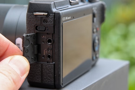 Les connecteurs de l'EOS M6 Mark II - le connecteur micro-HDMI se trouve de l'autre côté.