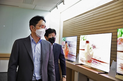 Il vicepresidente di Samsung Electronics, Lee Jae-yong, ispeziona i nuovi televisori OLED QD.