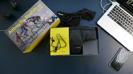 L'Hövding, una custodia e un cavo di ricarica USB-C. Nient’altro.