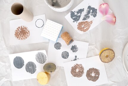 Whether lemons, petals or corks - everything is allowed for stamping.