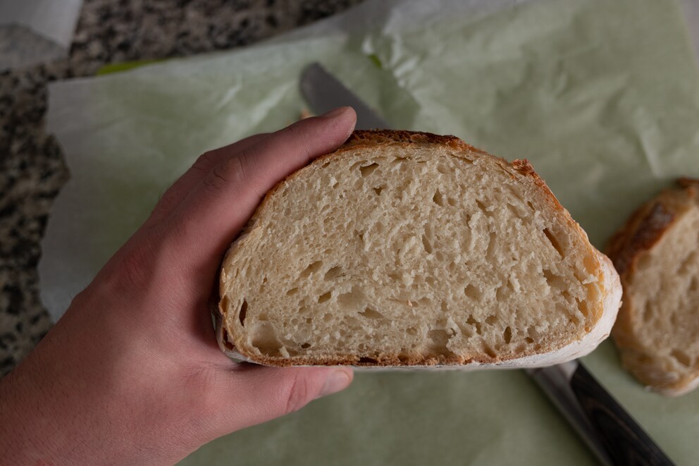 Pane dai grossi alveoli irregolari, gustoso e per nulla secco. La mia versione 3.0!