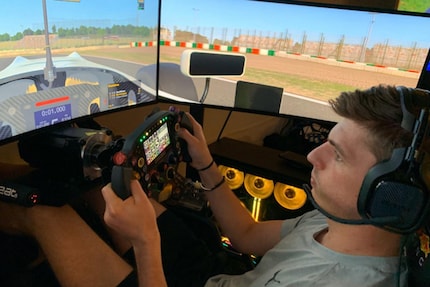 Max Verstappen continua ad allenarsi con le corse simulate.