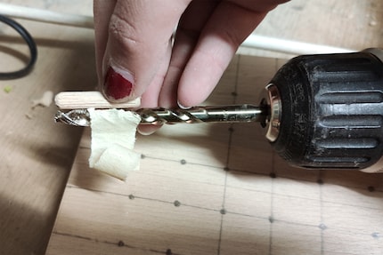 Attacco al trapano un pezzo di nastro adesivo per segnare la profondità, in modo che i tasselli poi sporgano ancora dai fori.