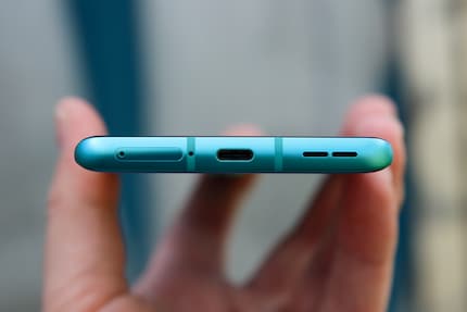 Port USB-C et haut-parleur sur la partie inférieure.