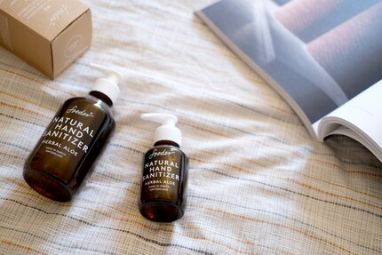 Das Handdesinfektionsmittel enthält Aloe Vera sowie Glycerin, das die Haut schützen soll, während Ethanol und Natronlauge desinfizieren.