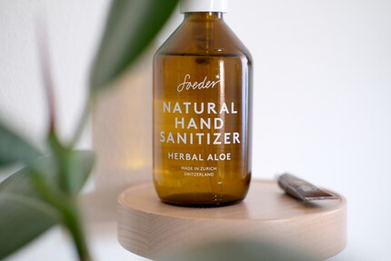 Die Kosmetiklinie von Soeder besteht unter anderem aus Seifen, Shampoos und Deos. Alle Ingredienzen, die dafür verwendet werden, stammen zu 100 Prozent aus der Natur. Das macht die Auswahl an Duft­richtungen und die Gerüche authentisch.