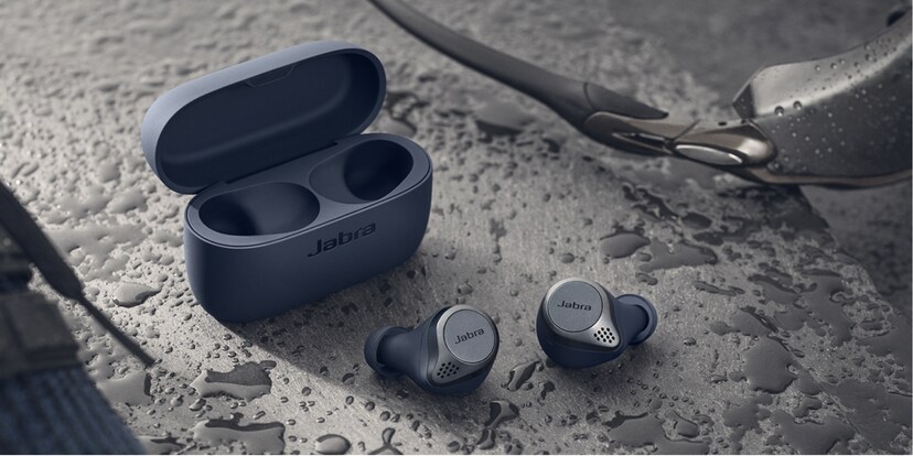 Der Jabra Elite Active 75t ist wasserfest und schweissresistent. Ein Regenschauer hält dich also nicht vom Training ab. Wenn du ihn verschwitzt, kannst du ihn einfach kurz mit Wasser abwaschen.