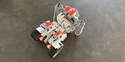 Fa una bella figura anche da dietro: il robot si mantiene in forma con le flessioni.