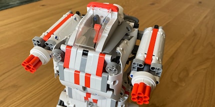 Il cockpit è vuoto, in attesa che tu prenda il controllo.