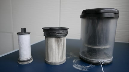 Motorschutzfilter (links), Feinstaubfilter und Staubbehälter, in dem ein Vorfilter sitzt.