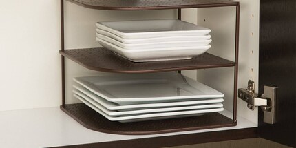 Stapelbare Kleinregale schaffen mehr Platz im Küchenschrank. Bildquelle: Pinterest/bettde.info