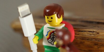 Die Hände der LEGO-Figuren eignen sich perfekt als Kabelhalter. Bildquelle: Pinterest/youtube.com