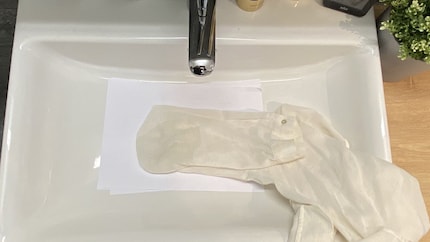 Pendant que la laque sèche, je laisse mon chemisier mouillé dans l'évier. Après 15 minutes, la tache a effectivement disparu.